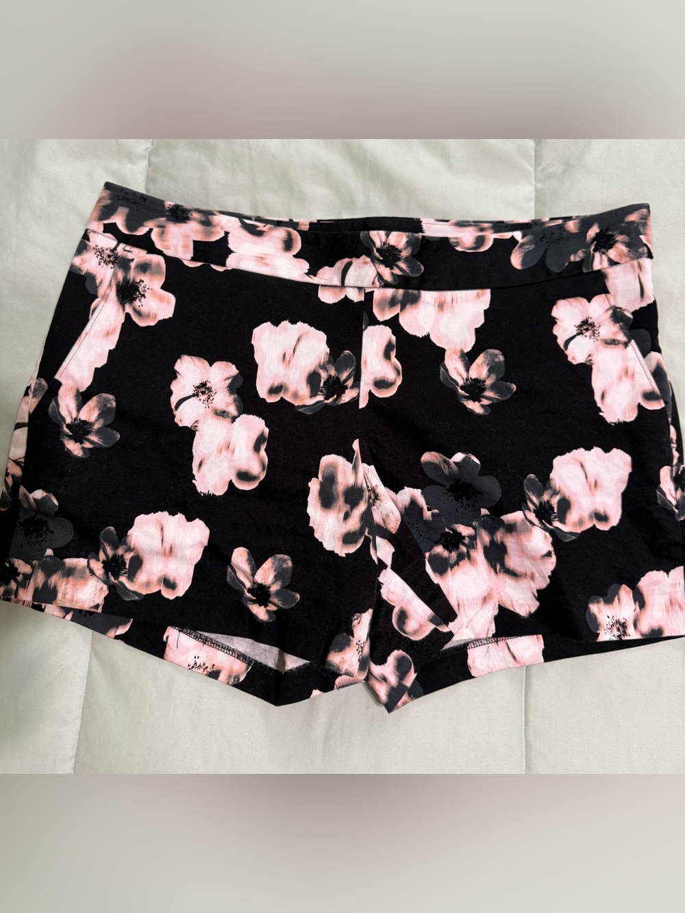 Express Black Floral Pink Print Women's Shorts, size 28